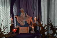 Dgn lilin bernyala, peserta mohon bantuan doa pada Bunda Maria agar sidang berjalan lancar