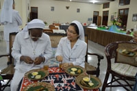 Sr. Bernadetha (Tanzania) & Sr. Jane Ann (Philipina) terheran2 dgn berbagai macam masakan Indonesia