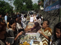 Ibu-ibu pengungsi menjual hasil karya di dpn Gereja Pringwulung