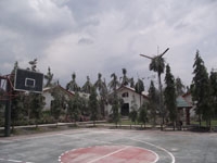 Lihatlah pemandangan di sekitar lapangan basket Asrama Putri Van Lith Muntilan...