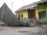 Salah satu rumah di pinggir jalan yg rusak akibat hujan debu vulkanik dari Merapi
