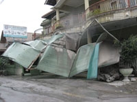 Teras sebuah rumah di Jln Magelang yg rusak diterjang badai abu vulkanik dr Merapi